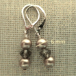 Eleganti SWAROVSKI kristāla pērļu auskari ar Swarovski kristāliem vēsi brūnganā tonī, Apsudrabotas metāliskās detaļas